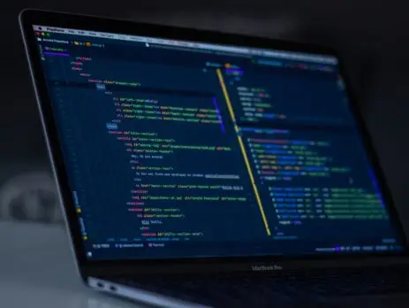 Imagem de um notebook com um código na tela